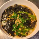 ほうれん草と韓国海苔のスープの作り方！電子レンジを使って簡単調理。面倒な出汁とりも不要なので簡単に本格的な焼肉屋のスープができるレシピです！