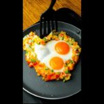 【目玉焼きにこんな作り方があったとは！】意外な発想！卵料理の人気のアレンジレシピ / Fried Eggs with Veggies&Cheese #shorts