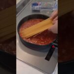 フライパン１つでパスタを作る🍝春キャベツのトマトパスタ🎵